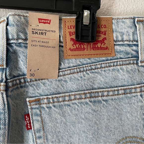 Levi’s Deconstructed Jean Mini Skirt 30 New Lightwash - Picture 3 of 8